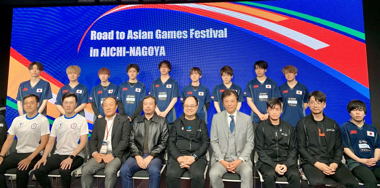 rdag fedtival現場東亞電競協會會長與代表選手合影。官方提供