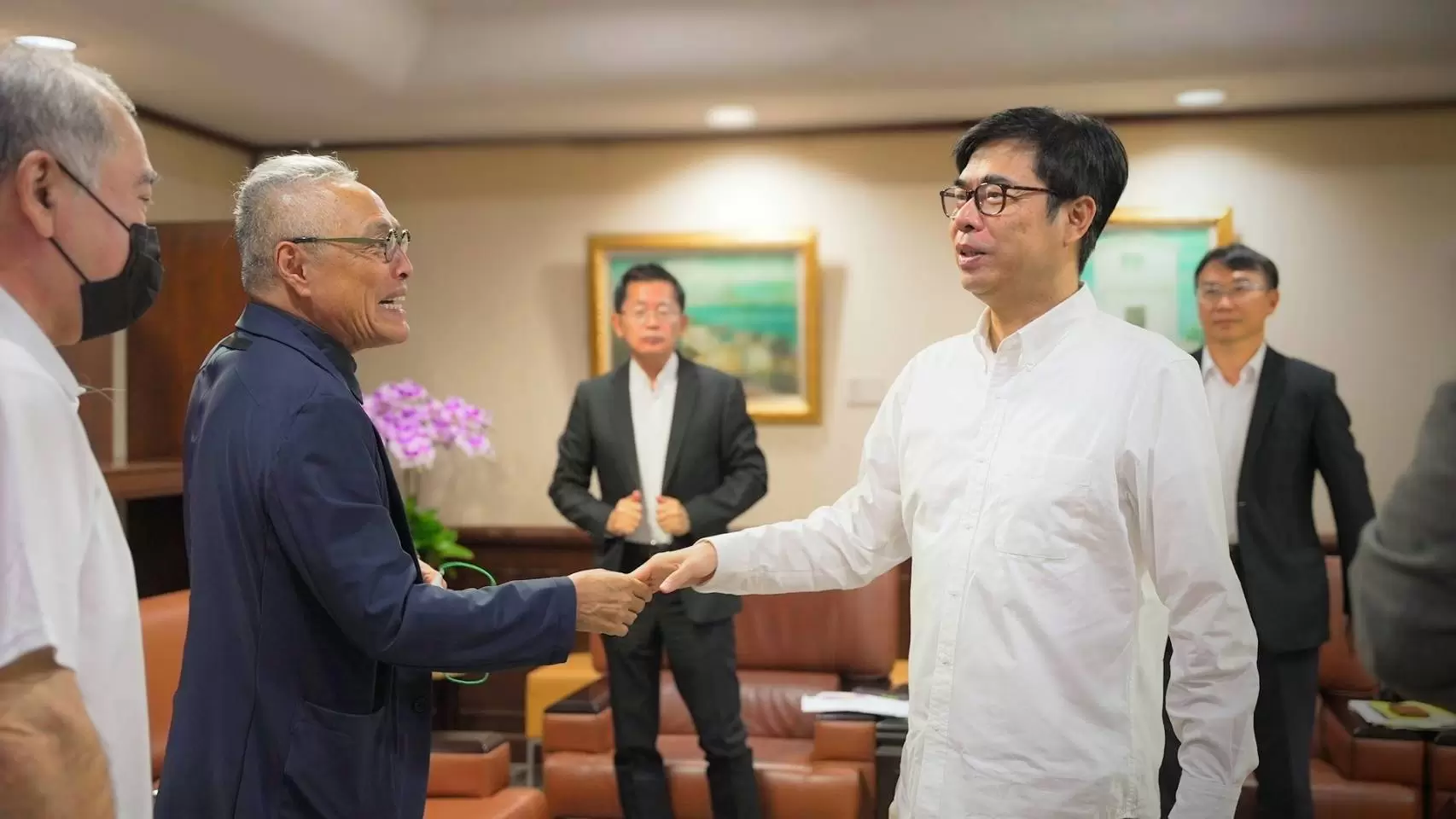 中華足協王麟祥理事長(左)與陳其邁市長相見歡。足協提供