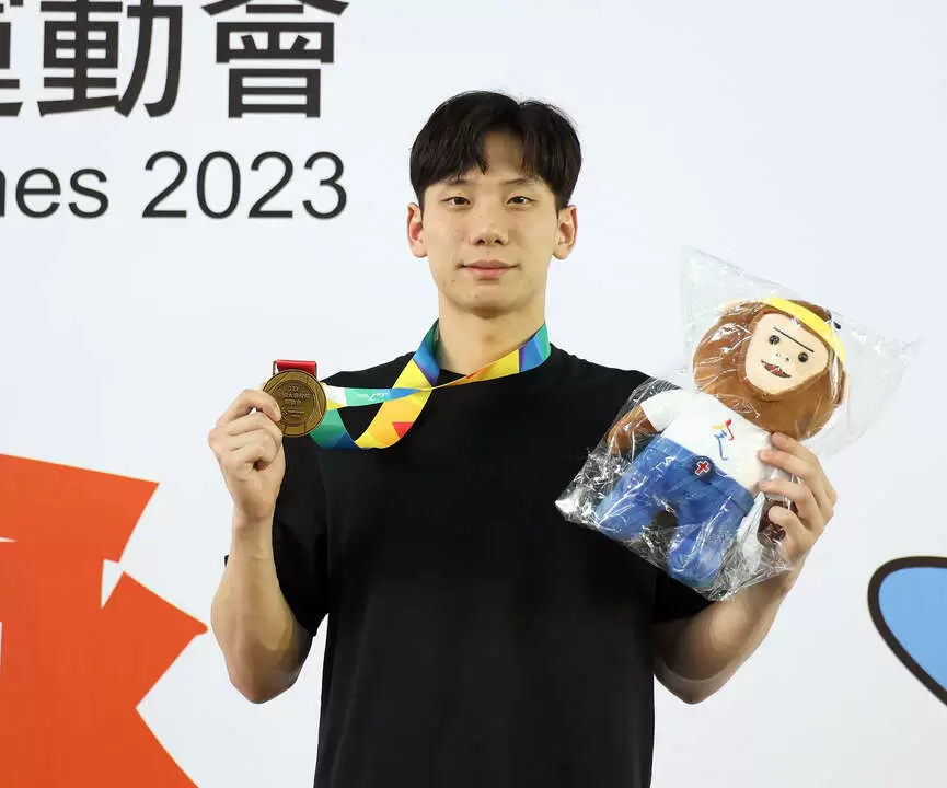 台灣師大王冠閎贏得公開男100蝶金牌並打破全國紀錄。大會提供