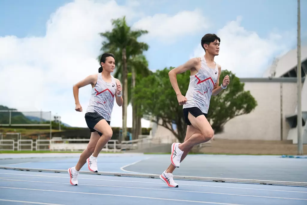 04 team asics長跑選手周鴻宇賴庭萱搶先體驗，成為備賽期間最實用的訓練鞋。官方提供
