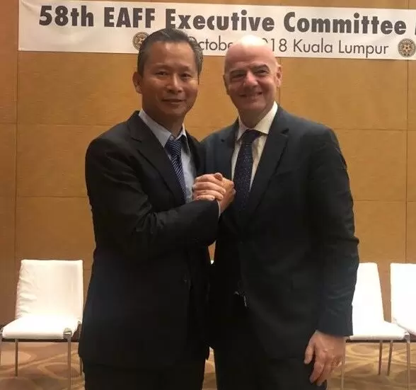 中華足協副理事長王筱薰與FIFA主席伊凡提諾合影。（王筱薰提供）