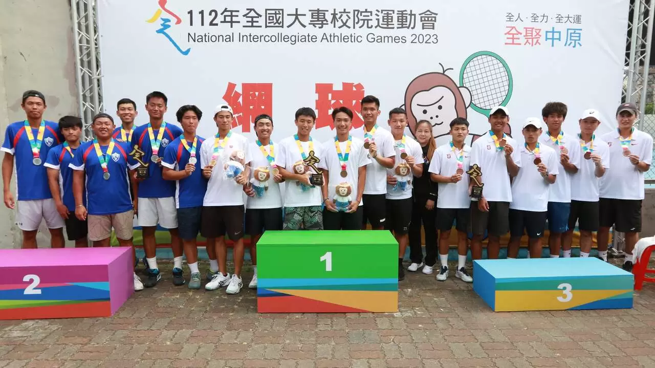 本屆全大運網球公開組男團前三名分別是：台師大(中)、台體大(左)、輔大(右)。四維體育推廣教育基金會提供