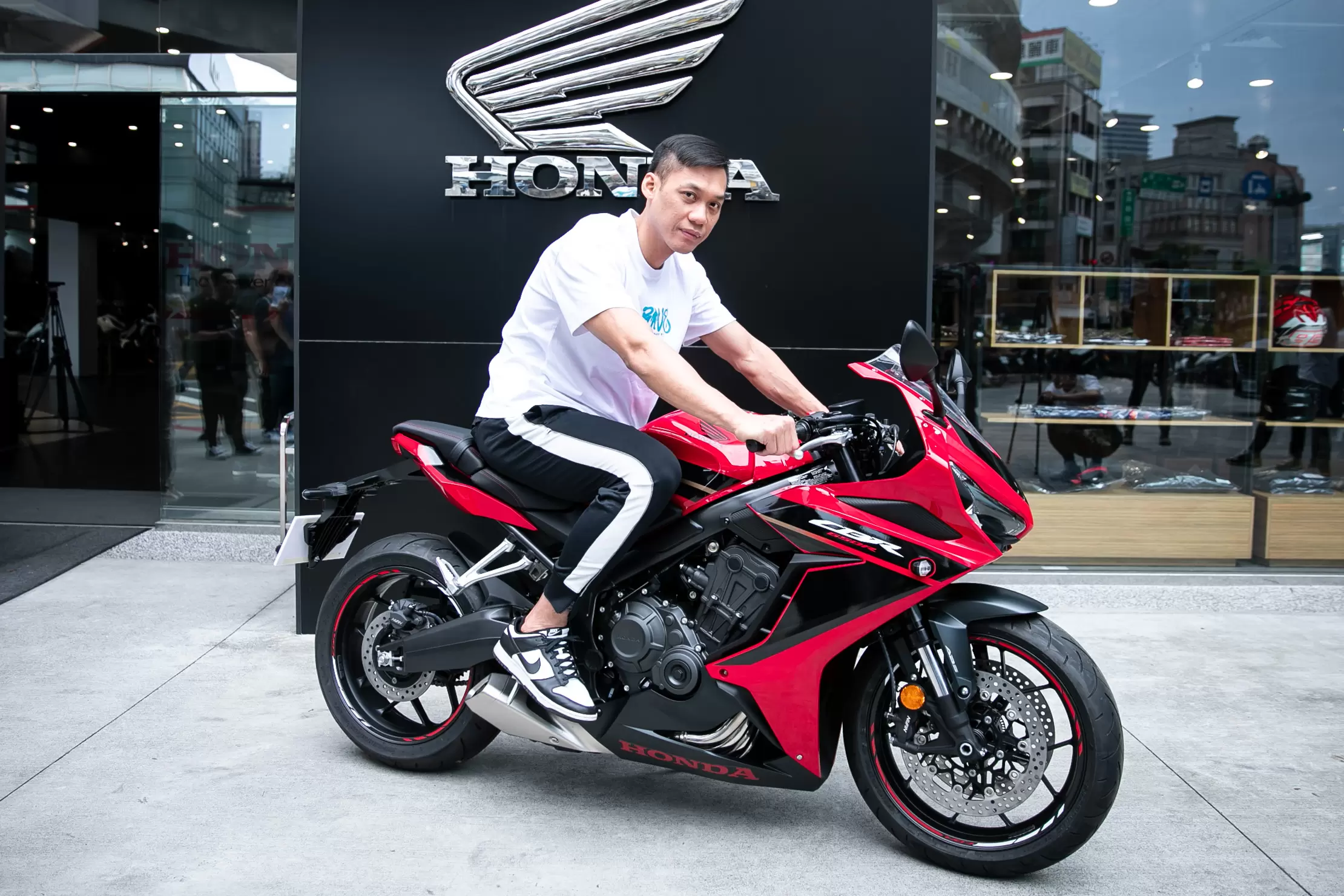 PLG 22-23 年度人氣王將獲得由冠名夥伴Honda Motorcycle Taiwan所提供的運動街跑車CBR650R。官方提供