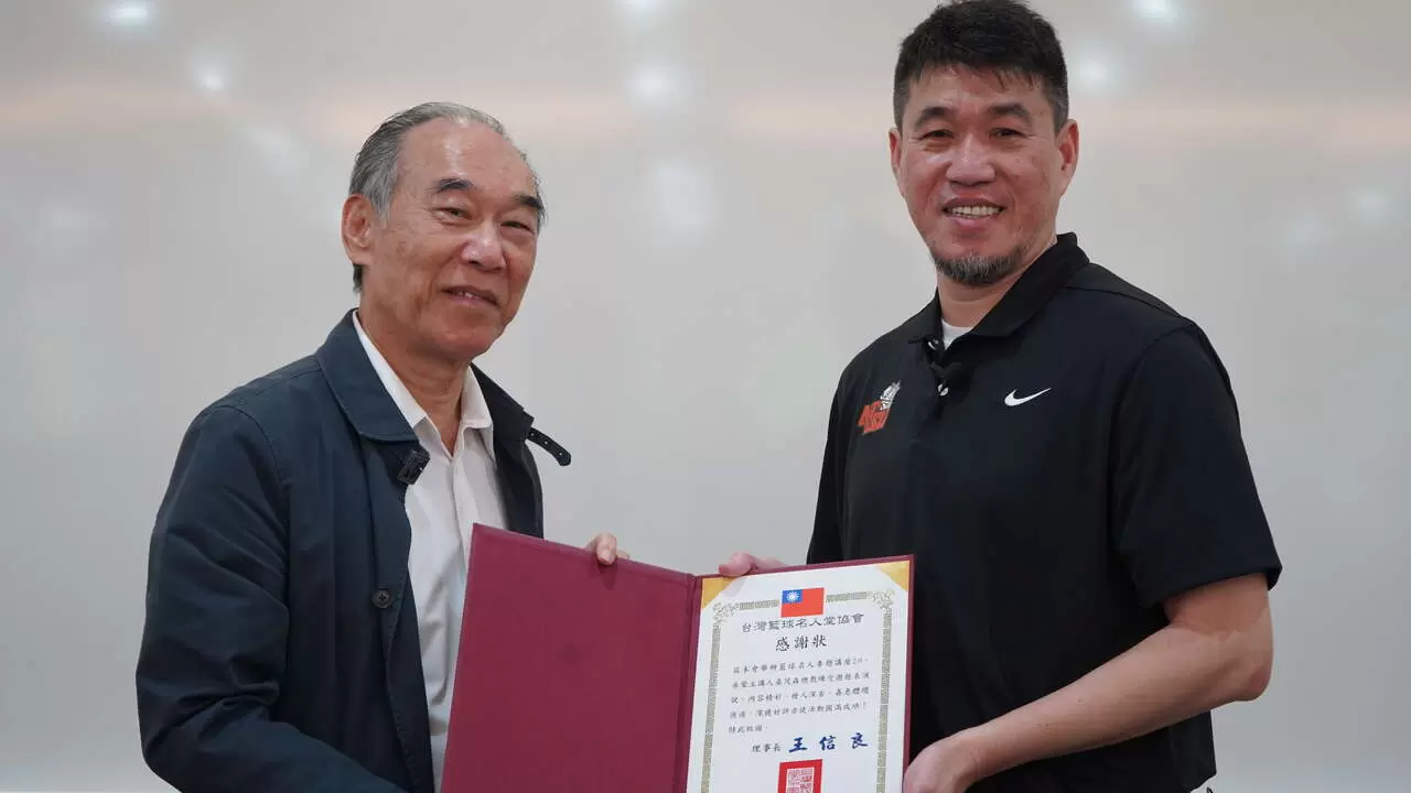 台灣籃球名人堂協會理事長王信良(左)頒漿給桑爸。官方提供