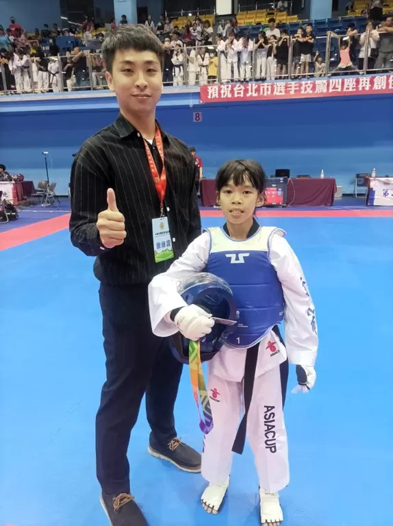 陳昀萱（左）奪得-25公斤級冠軍後與教練合影。姚瑞宸攝