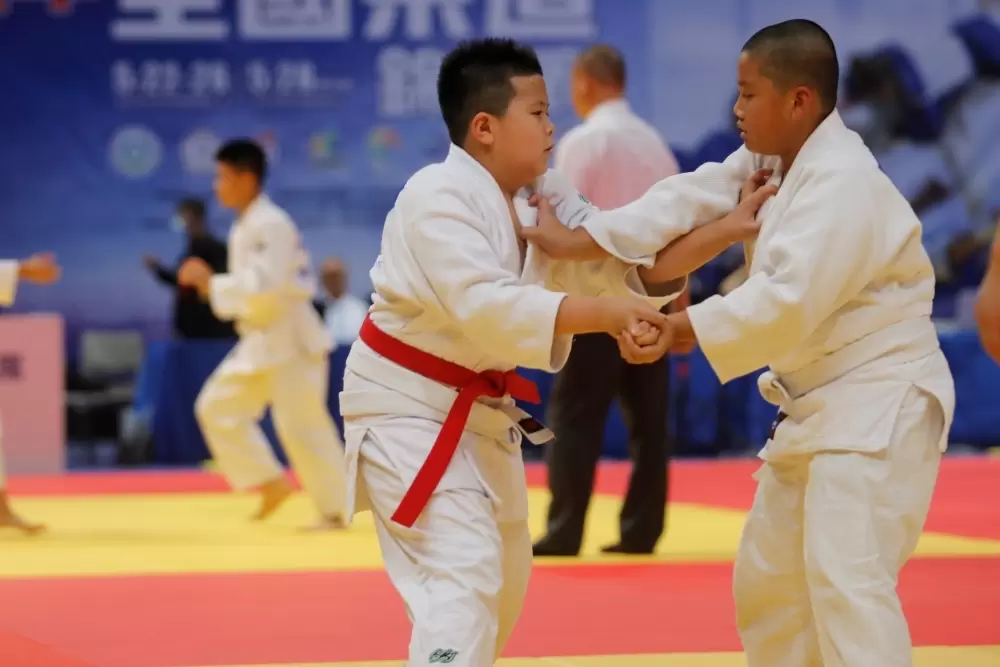 太平國小周傅浚威(右)取得中年級男生-55kg級金牌。姚瑞宸攝
