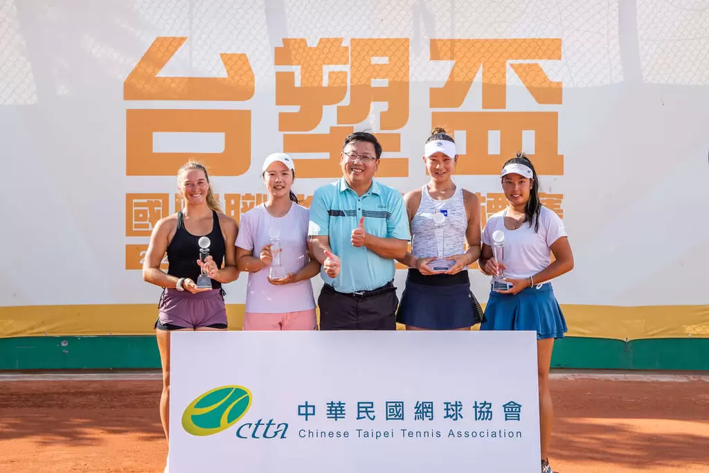 中華民國網球協會理事長劉啟帆頒發雙打冠亞軍獎項。海碩整合行銷提供