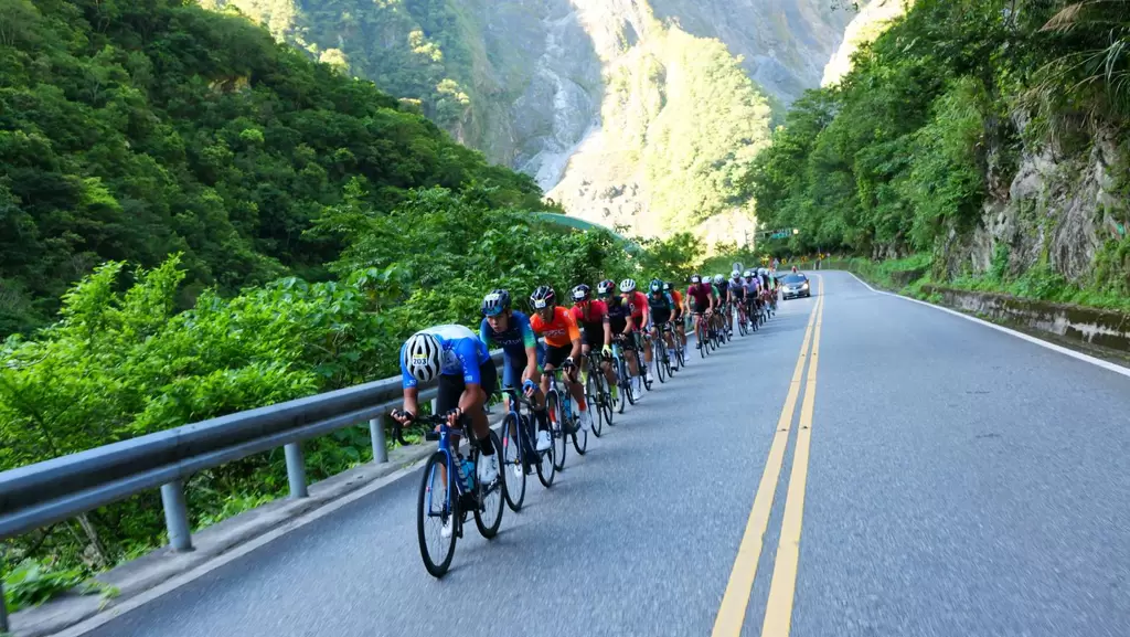 臺灣KOM登山王之路-夏季，車隊在群山中穿越。中華民國自行車騎士協會提供