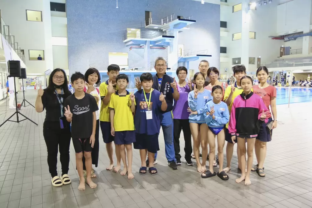 李昱叡局長現場鼓勵跳水選手。（台中市運動局提供）