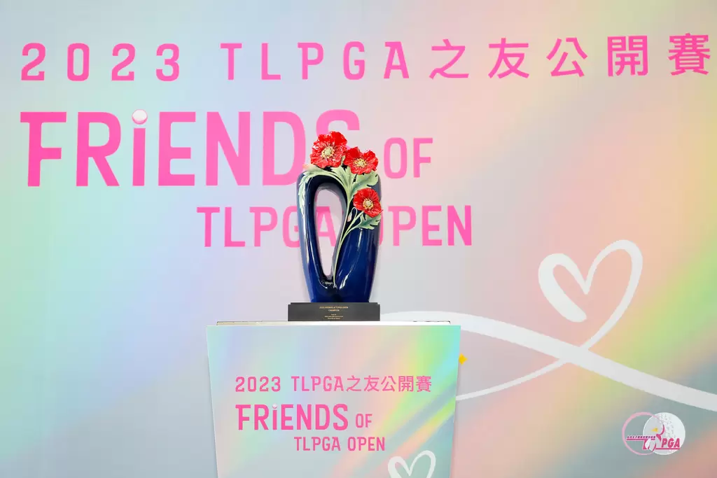 法藍瓷贊助2023TLPGA之友公開賽冠軍獎杯，麗春風華罌粟瓷瓶。TLPGA提供／葉勇宏攝