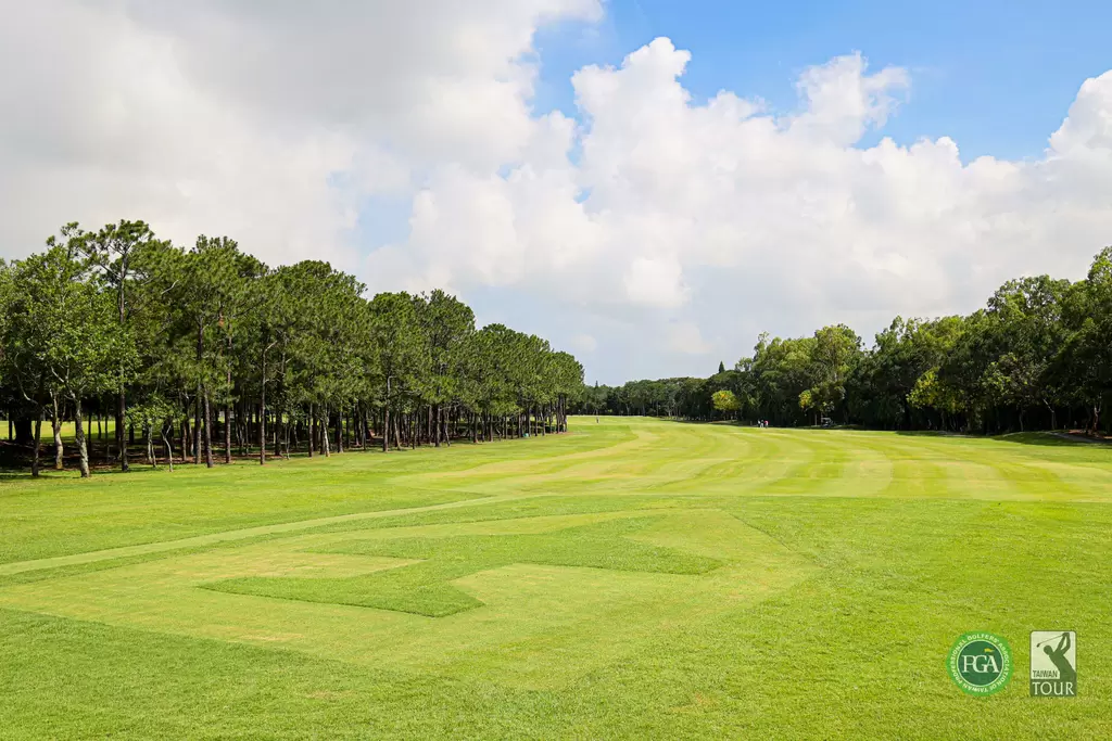 高爾夫球場第十洞台邊特別設計戰鬥機f16園藝造景。官方提供