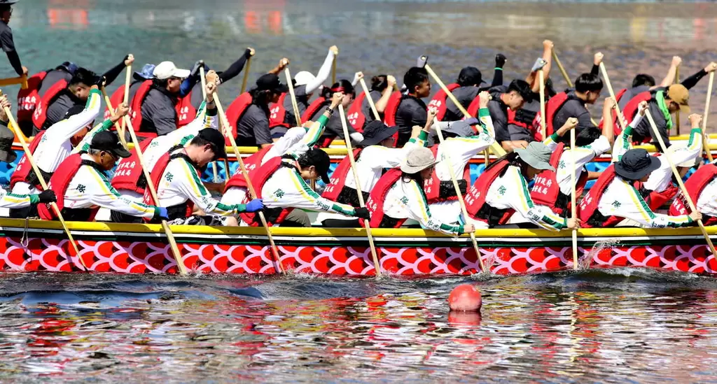 愛河龍舟嘉年華今起一連三天在愛河畔舉行，首日展開傳統民俗龍舟競賽。高雄市運發局提供