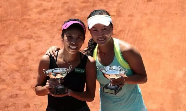 謝淑薇(左)與彭帥在2014年法網打下女雙冠軍。資料照片
