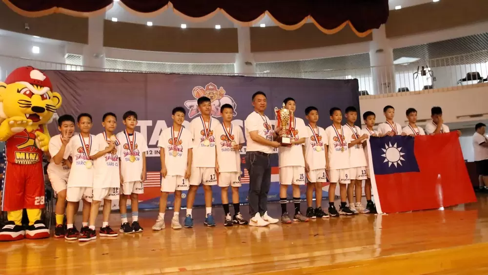南港國小男子籃球隊贏得「TARO盃國際少年籃球邀請賽」冠軍。姚瑞宸攝