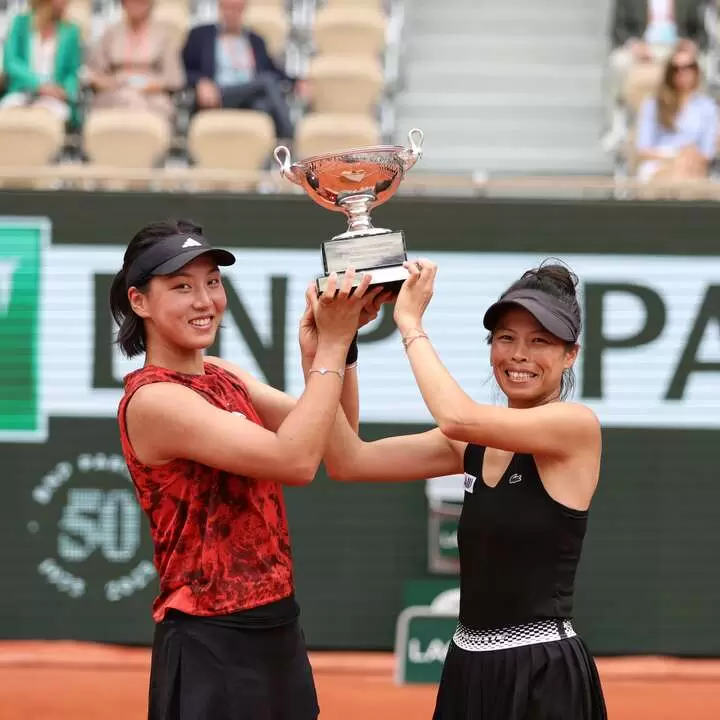 謝淑薇(右)暌違9年再度舉起法網女雙冠軍盃。摘自官方推特