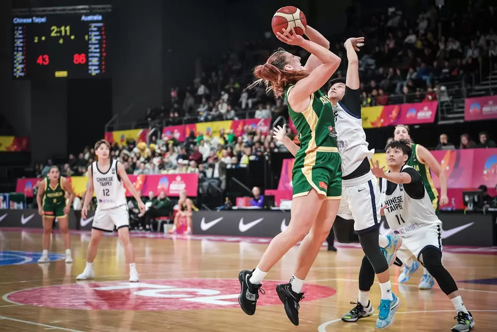 澳洲女籃靠身高優勢強壓中華女籃得分。摘自FIBA官網