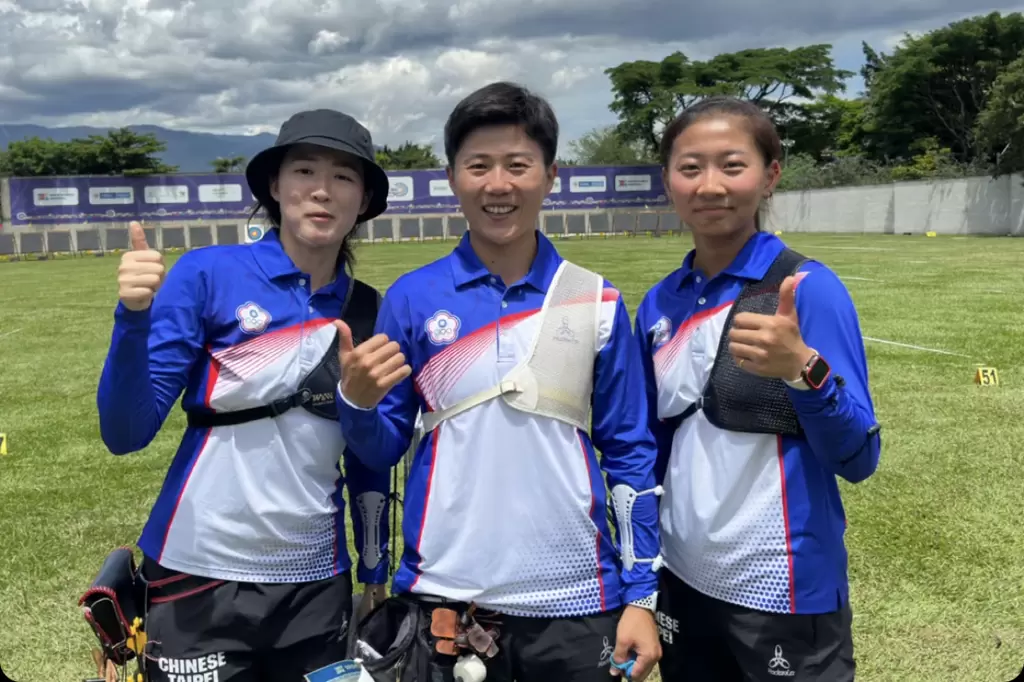 中華女子團體雷千瑩(中)、彭家楙（左）及邱意晴。摘自World Archery Instagram