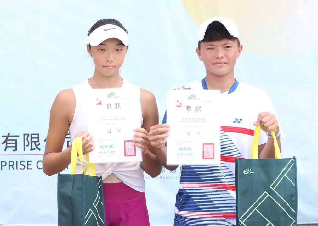 賴芃妤(左)、黃靖淳(右)贏得瑞博盃18歲女雙冠軍。李琢攝