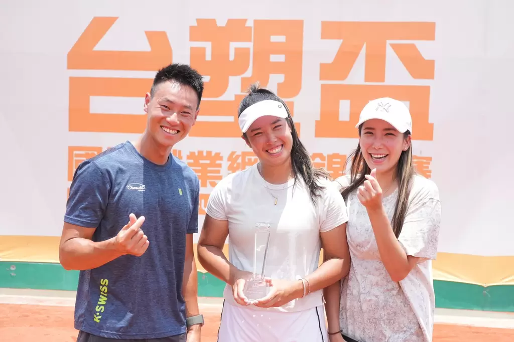 楊亞依(中)征戰職業網壇有教練前職網球員何智仁和美麗姐姐的陪伴。王柏凱攝