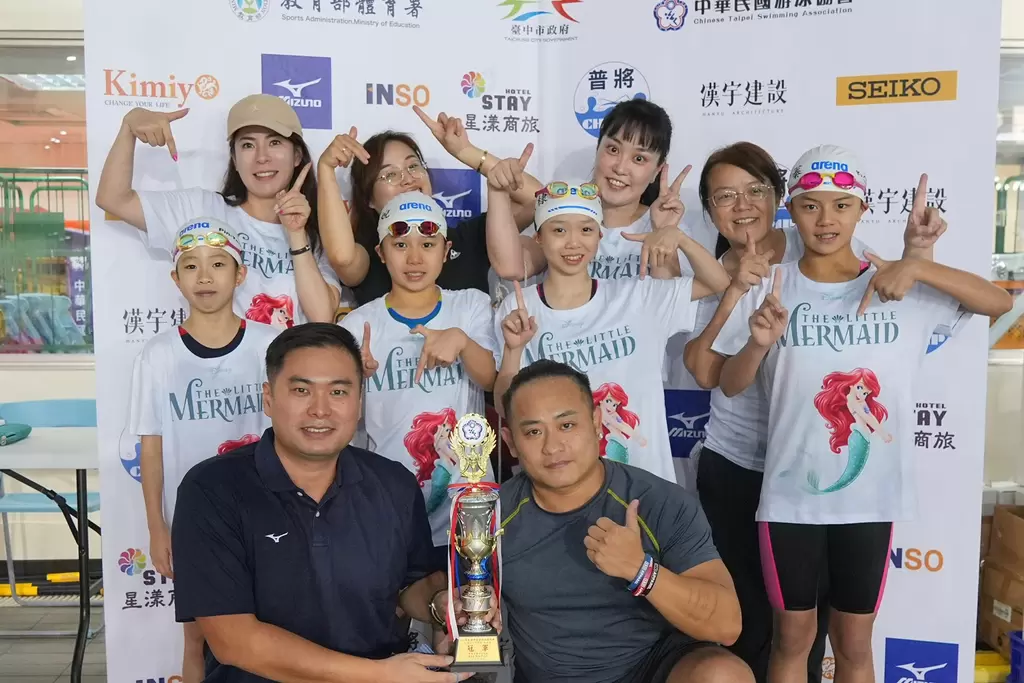 小美人魚選手和家長一同開心合照做紀念。中華民國游泳協會提供