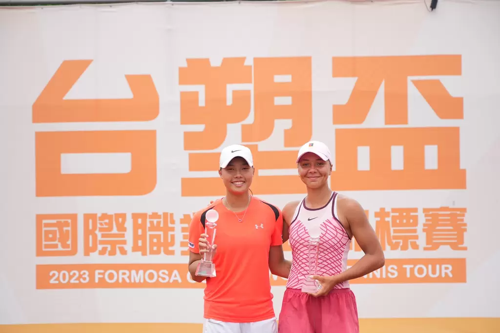 李羽芸(左)在台南奪下在台灣的首個職業賽雙打冠軍。王柏凱攝