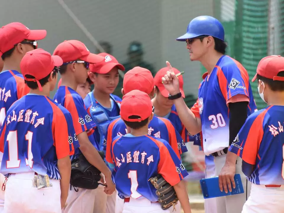 松山區體育會教練陳朝麒鼓勵球員享受比賽。台灣世界少棒聯盟提供