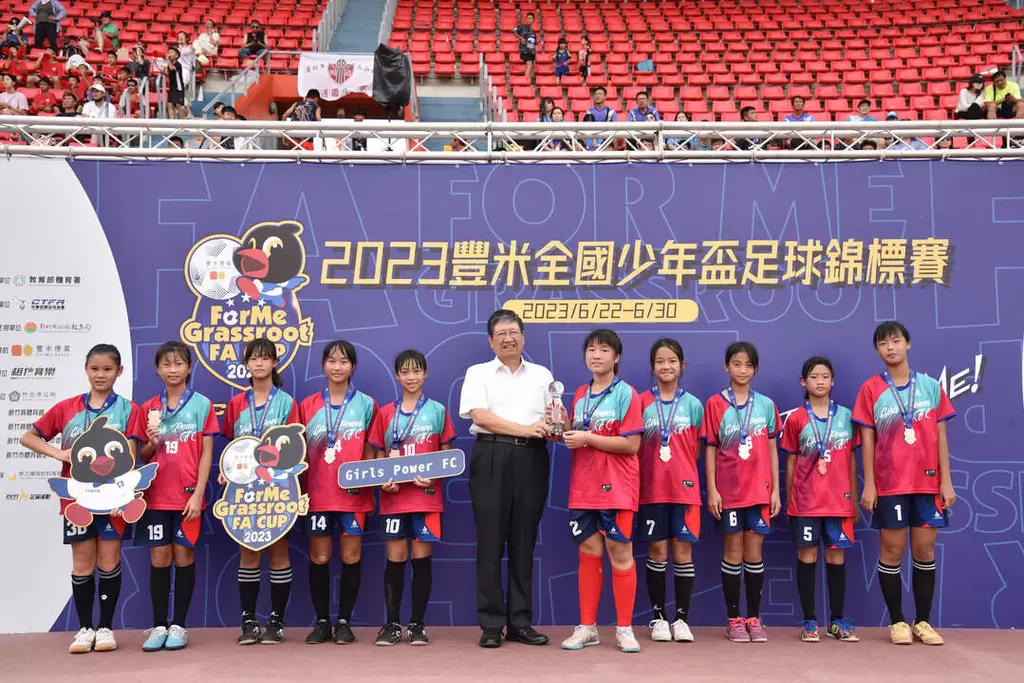 新竹縣長楊文科(中)頒獎給獲獎的新竹縣隊伍女子六年級組girls power fc。大會提供