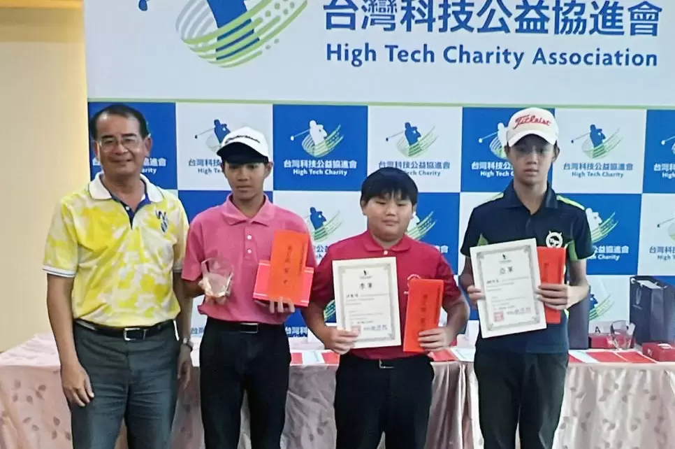 男c組花蓮好手鄭鈞耀(左2)逆轉奪下冠軍。花蓮高爾夫委員會提供