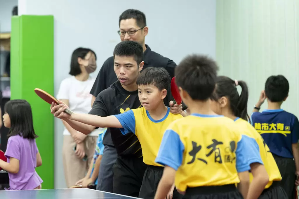 莊智淵指導大有國小桌球隊小朋友圖。官方提供