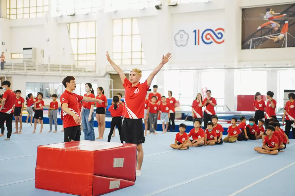 華南銀行第四屆小小體操營由國家隊總教練林育信攜手體操選手葉政共同培育新一代體操選手。華南銀行提共