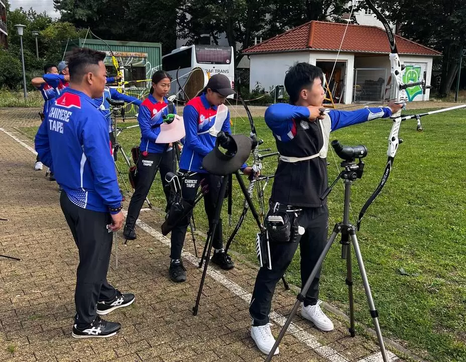 射箭反曲弓代表隊選手雷千瑩、郭紫穎和邱意晴移地訓練情形。體育署提供