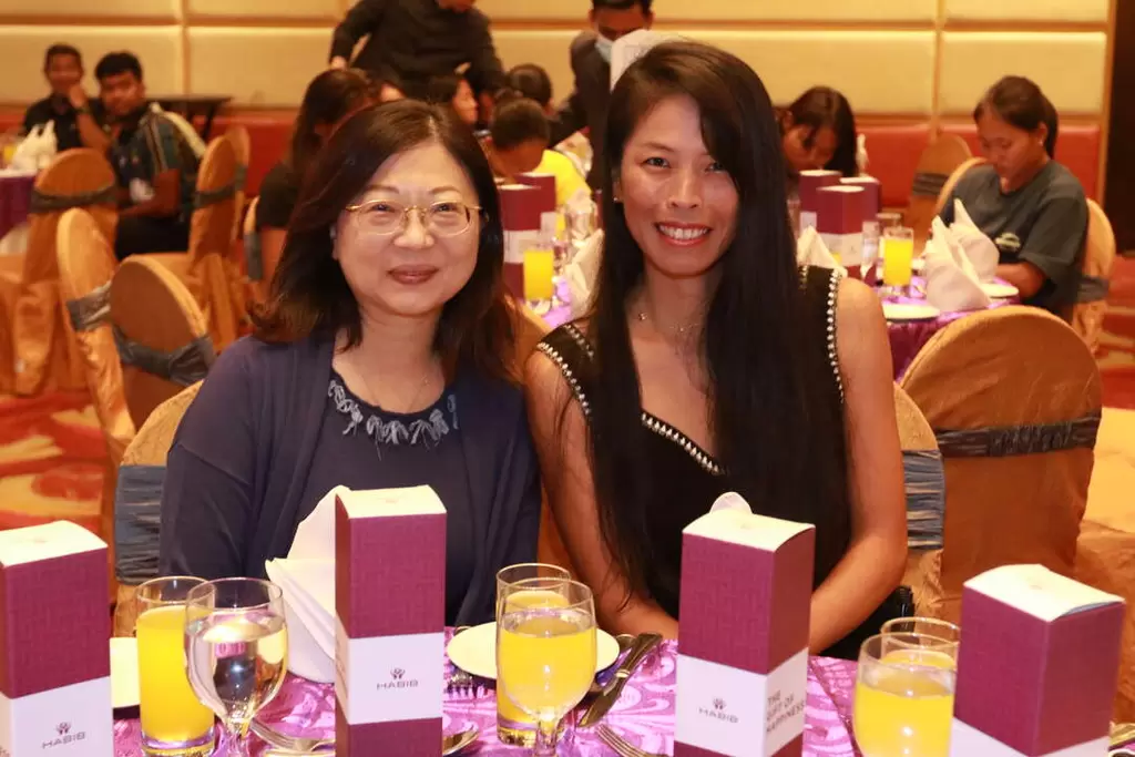 歡迎餐會上和四維楊慧瑜協理(左)坐在一起的謝淑薇(右)，面對鏡頭展現迷人的一面。 四維體育推廣教育基金會 提供