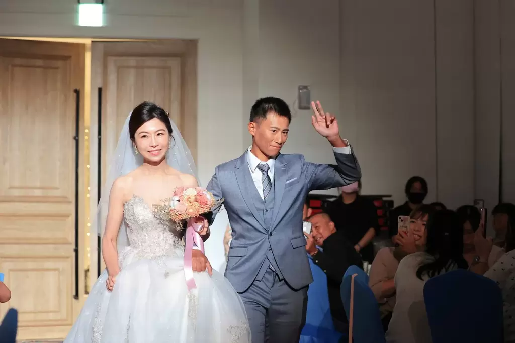 台灣自由車一哥馮俊凱(右)帥氣完成婚禮。圓創運動行銷提供
