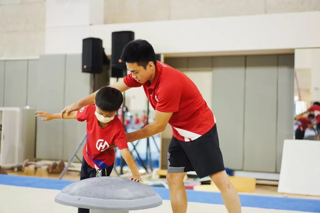 體操選手莊佳龍再次獲邀擔任小小體操員的一日教練團。華南銀行提供