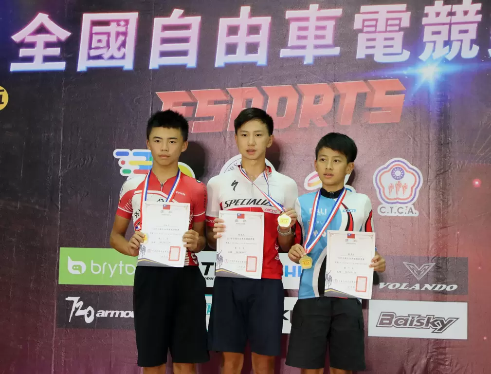 劉昊恩(中)奪得男青少年組第一。全國自由車協會提供