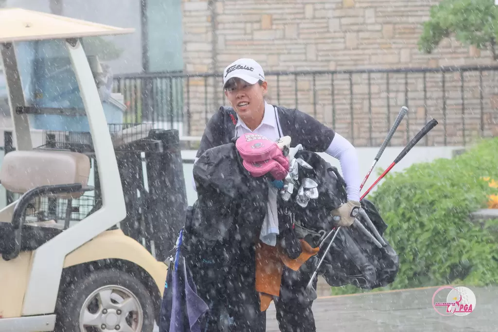 綠林慈善盃女子公開賽第一回合因颱風影響，偶有陣雨。TLPGA提供／葉勇宏攝影