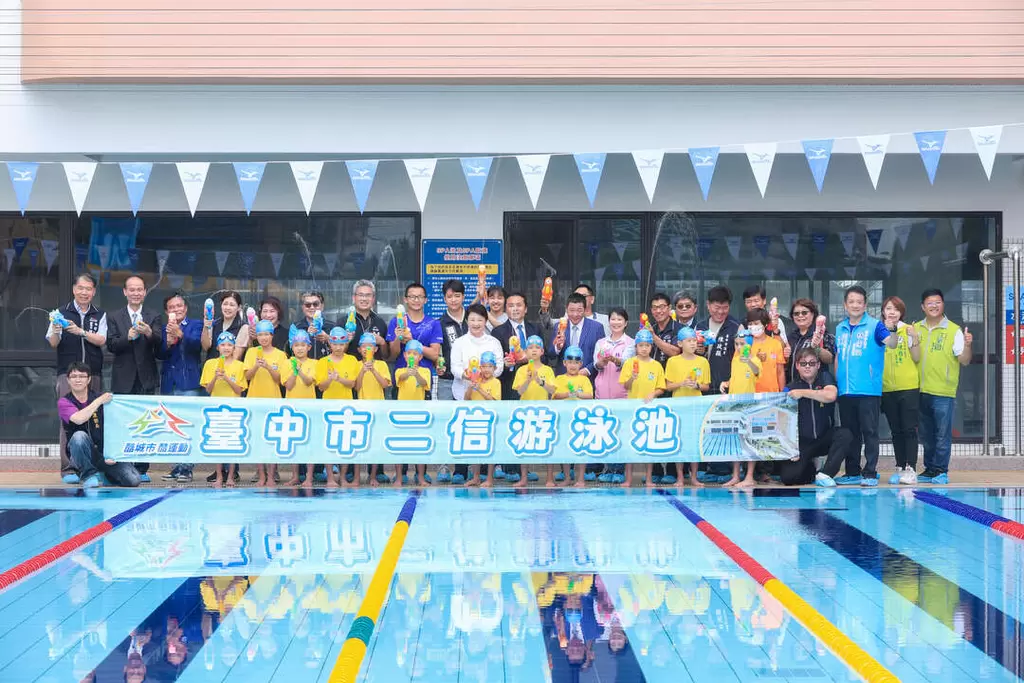 荒廢10年大變身 全國首座BOT 二信游泳池 啟用，盧市長 感謝企業投資台中。台中市運動局提供