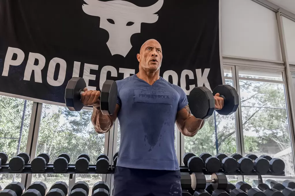 透過Project Rock系列新品的研發與推出，UA號召「健身房中最勤奮的訓練者」與巨石強森一同磨練鋼鐵意志。官方提供