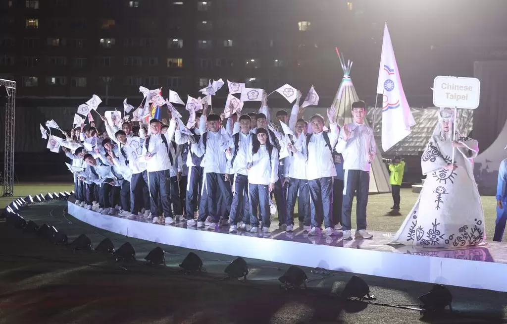 中華代表團今晚參加2023第2屆烏蘭巴托東亞青年運動會開幕典禮，由男排選手畢宗元(右2)擔任掌旗官總領隊朱文慶(右3)帶領團員入場。體育署提供