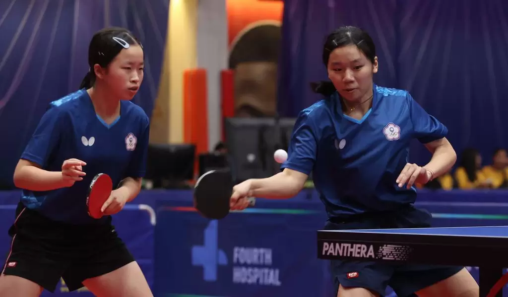 桌球女雙選手彭郁涵(右)張浿珊於烏蘭巴托東亞青運勇奪金牌。體育署提供