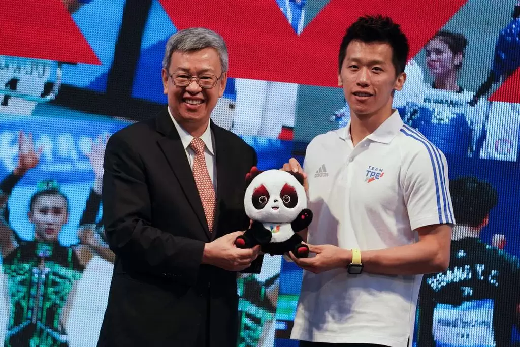 李智凱選手(右)代表致贈賽會吉祥物給行政院陳建仁院長。體育署提供