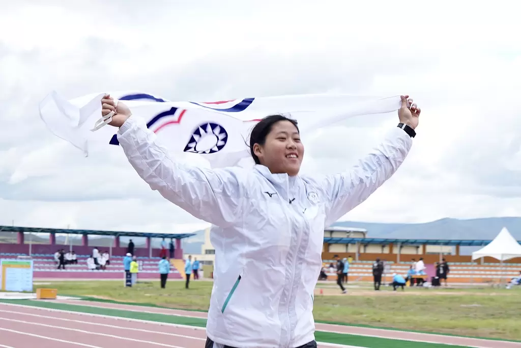 女子鐵餅選手江靜緣於烏蘭巴托東亞青運勇奪金牌。體育署提供