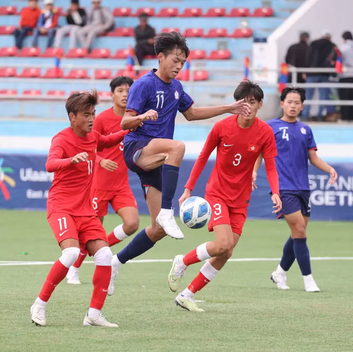 我國U20男子足球代表隊楊朝景小將(藍球衣11)積極進攻為我國爭取佳績。體育署提供