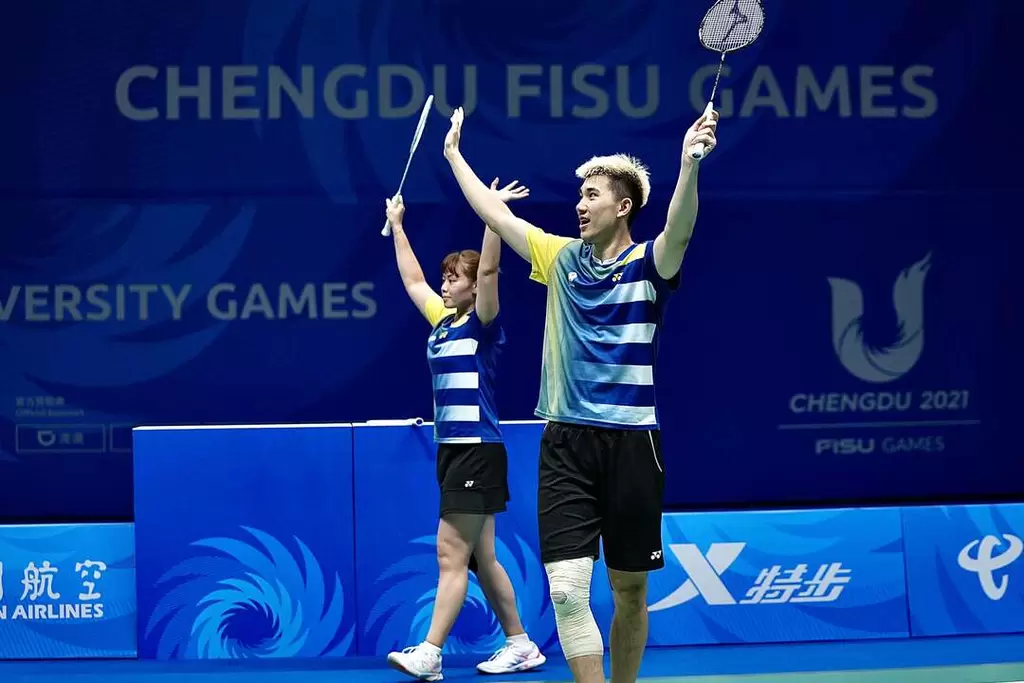 葉宏蔚(右)及李佳馨勇奪成都世大運羽球混雙金牌。體育署提供