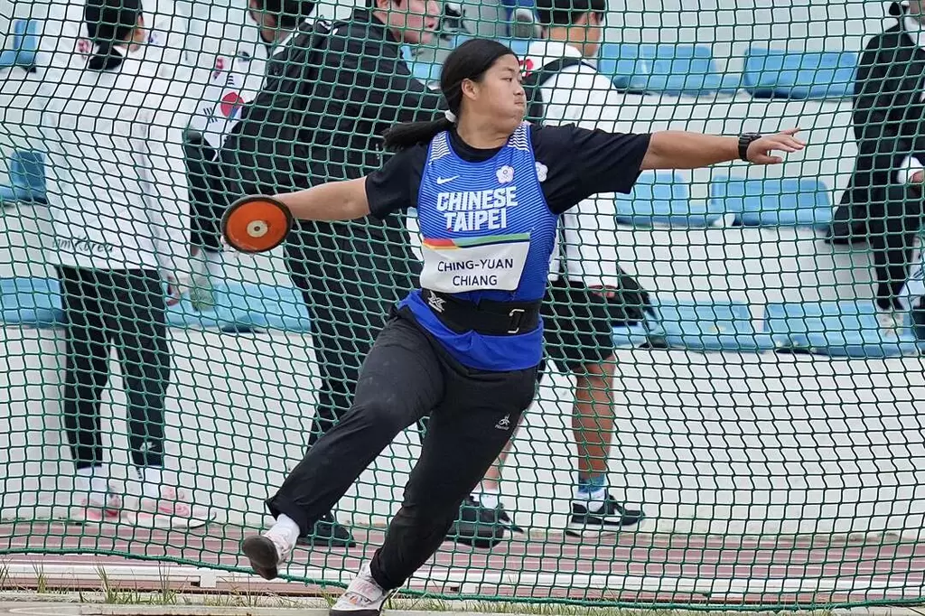 女子鐵餅選手江靜緣於烏蘭巴托東亞青運擲出48公尺50。體育署提供