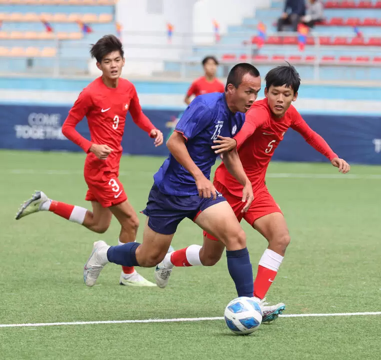 我國U20男子足球代表隊楊晨穎小將(前)表現亮眼為我國踢進2球。體育署提供