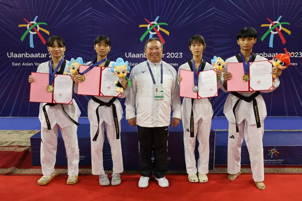 中華奧會林鴻道主席頒發賀電予得牌選手。體育署提供