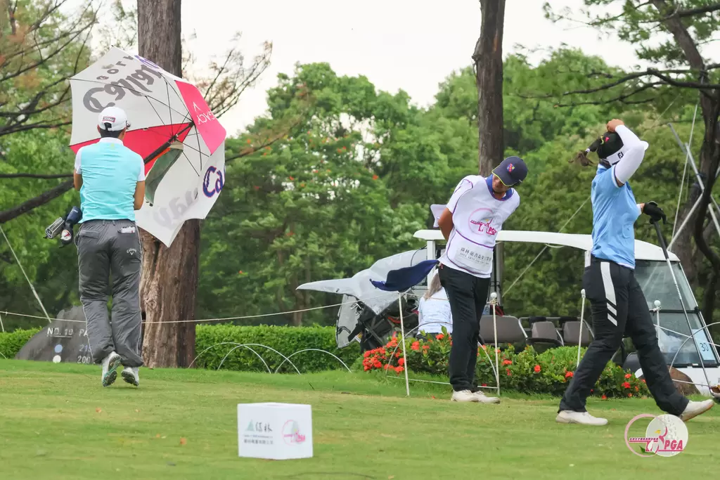 颱風影響風勢強勁選手雨傘幾乎撐不住。TLPGA提供 葉勇宏攝影
