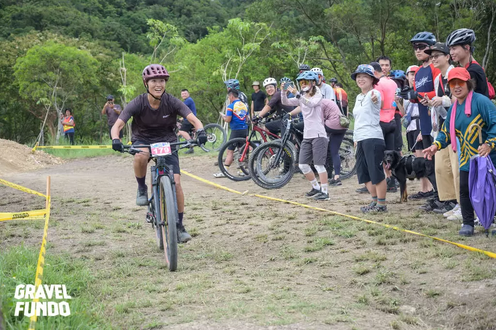 Urban AM女子組則由台北知名的MTB俱樂部單車軍火庫選手寧華笑納金牌。大會提供