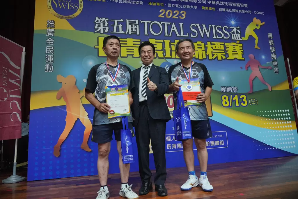130歲組雙打賽由楊明士(左)陳士群奪冠，由八馬國際董事長王文欽(中)頒獎。大會提供